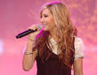Ashley Tisdale fue de compras con joven ganadora de concurso