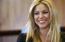 Shakira contenta con su brindis navideño solidario para Freixenet