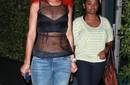 Rihanna luce un look al cual no estamos acostumbrados