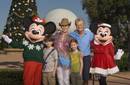 Michael Douglas y Catherine Zeta-Jones llevan a sus hijos a Disneyworld