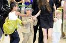 Angelina Jolie regañó a sus hijos en público en el aeropuerto de Japón
