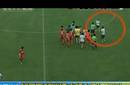 Un hincha se metio al campo deportivo y le metió una patada a un árbitro en China