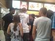 Justin Bieber enloqueció a sus fans en un McDonald's de Canadá