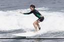 Vanessa Hudgens practica surf en Hawaii