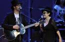Yoko Ono y su hijo Sean Lennon en pro del 'Día Nacional de Escuchar'