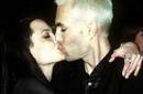 Angelina Jolie besa en la boca a su hermano