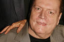 Larry Flynt enfrenta demanda por no exigir uso de condón en películas porno