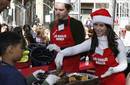 Jennifer Love Hewitt celebra una navidad solidaria