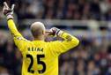 Pepe Reina es socorrido por Roy Hodgson