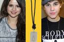 Justin Bieber y Selena Gómez usan el mismo collar PoP