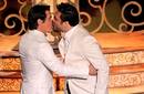Javier Bardem besa a Josh Brolin en los Oscar 2011
