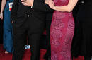 Scarlett Johansson aparece con un hombre misterioso en los Oscar 2011
