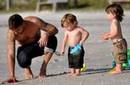 Ricky Martin publicó fotos de sus hijos en la playa
