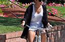 Miley Cyrus y Liam Hemsworth pasean en bicicleta