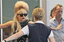 Lady Gaga pasa revisión en aeropuerto por extraño traje de metales