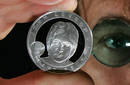 Emiten moneda de John Lennon en Inglaterra