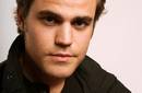 Paul Wesley complace a una fan mordiéndola en el brazo