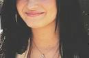 Demi Lovato con una cadena de corazón