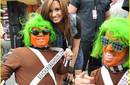 Demi Lovato y Travis Clark posan junto a los Oompa Loompa en el Warped Tour