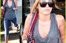 Fotos - Miley Cyrus se arregla las uñas
