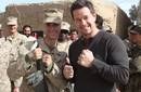 Mark Wahlberg visita marinos norteamericanos en Afganistan
