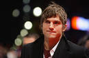 Ashton Kutcher molesto por publicaciones en Star Magazine