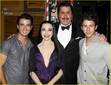 Nick y Kevin Jonas se distraen viendo la obra La familia Addams