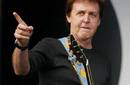 Youtube: Paul McCartney se cae del escenario