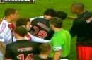 Luis Suarez suspendido siete fechas por morder a jugador Otman Bakkal del PSV Eindhoven