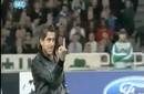 El espontáneo que le mostró el dedo a Lionel Messi en el partido frente al Panathinaikos