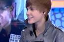 Video: Justin Bieber toca 'Baby' con una chaqueta musical