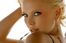 Charlize Theron traumada porque su madre mató a su padre