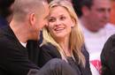 Reese Witherspoon y Jim Toth muy cariñosos en partido de los Lakers