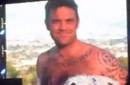 Vídeo: Robbie Williams aparece completamente desnudo y felicita a Gary Barlow de Take That por su cumpleaños