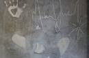 Subastan losa de cemento firmada por Michael Jackson