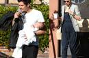 Foto: Orlando Bloom captado con su hijo en brazos