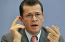 Alemania: Karl Theodor zu Guttenberg, ministro de defensa, dimite a causa de plagio en su tesis doctoral