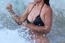 Courtney Cox casi pierde el traje de baño por culpa de una ola