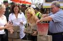 Shakira en Cartagena con ladrillo en mano