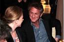 Sean Penn y Scarlett Johannson se conquistan con la mirada