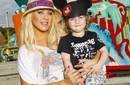Christina Aguilera disfruta de Disney World con su hijo Max