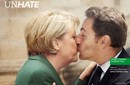 El tierno beso entre Angela Merkel y Nicolás Sarkozy, otra imagen del escándalo