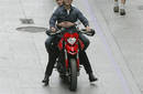 Tom Cruise y Cameron Diaz pasean en moto por las calles de Cádiz