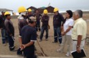 TRABAJADORES DE LA MUNICIPALIDAD DE LIMA DENUNCIAN QUE NO LES PAGAN SUELDOS NI LES DAN MATERIAL PARA TERMINAR LAS OBRAS