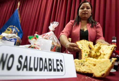 La Directora de Digesa, Mónica Saavedra, recomienda para estas fiestas evitar el consumo de productos que no cumplan las garantías de salubridad