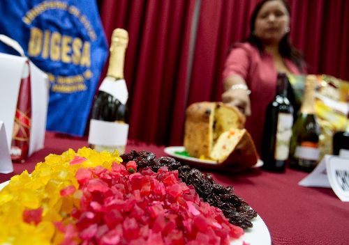 La Directora de Digesa, Mónica Saavedra, recomienda para estas fiestas evitar el consumo de productos que no cumplan las garantías de salubridad