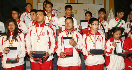 Jóvenes deportistas peruanos fueron premiados con medallas de Oro en las Olimpiadas Escolares en Colombia