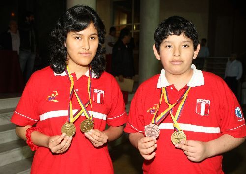 Jóvenes deportistas peruanos fueron premiados con medallas de Oro en las Olimpiadas Escolares en Colombia