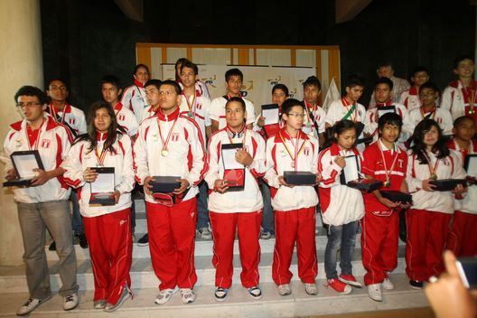 Jóvenes deportistas peruanos fueron premiados con medallas de Oro en las Olimpiadas Escolares en Colombia