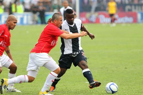 Vibrante partido entre los equipos Alianza Lima y Juan Aurich de Chiclayo, en el Estadio Matute.
